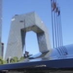 　北京市内に止められた車両に付けられているトヨタ自動車のロゴマーク＝２０２５年９月（共同）