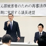 　再審制度の早期見直しを求める国会議員連盟の総会で、あいさつする会長の柴山昌彦衆院議員（左）＝２６日午前、国会