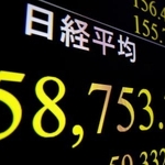 　日経平均株価の終値を示すモニター。前日比１７０円２７銭高の５万８７５３円３９銭で、最高値を連日で更新した＝２６日午後、東京・東新橋