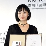 　「森アートアワード」で初代グランプリに選ばれた片山真理さん＝２６日午前、東京・六本木