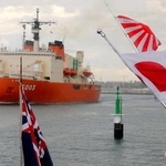 　オーストラリア西部・フリマントルを出港する南極観測船「しらせ」＝２６日（南極観測隊同行記者撮影）