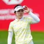 　第１ラウンド、１８番でパーパットを決め、ホールアウトする山下美夢有。４アンダーで３位と好発進＝セントーサＧＣ（共同）