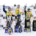 　表彰式でポーズをとる優勝した木村悠斗（中央）、２位の木村葵来（左）、３位の木俣椋真＝星野リゾートネコママウンテン