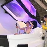 　「ミライ人間洗濯機」を体験するタレントの勝俣州和さん＝２６日午前、東京・池袋のヤマダデンキ「ＬＡＢＩ池袋本店」