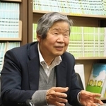 　判決後に記者会見する本蔵義信さん＝２６日午後、名古屋市