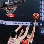 　日本-中国　第４クオーター、シュートを放つ西田（右）＝沖縄サントリーアリーナ