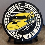 　ドクターイエローをデザインしたマンホールふた＝１９日、神奈川県綾瀬市役所