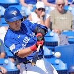 　マーリンズ戦の４回、２点二塁打を放つブルージェイズ・岡本＝ダンイーデン（共同）