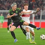 　シュツットガルト戦で競り合うセルティックの前田（左）＝シュツットガルト（共同）