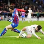 　欧州カンファレンスリーグのプレーオフ第２戦、ズリニスキ戦で競り合うクリスタルパレスの鎌田大地＝２６日、ロンドン（ＰＡ提供・ＡＰ＝共同）