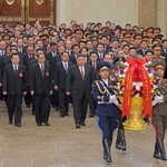 　党大会で選任された幹部らと平壌の錦ス山太陽宮殿を訪れる北朝鮮の金正恩朝鮮労働党総書記（中央）＝２６日（朝鮮中央通信＝共同）