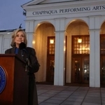 　下院監視・政府改革委員会での証言を終え、記者会見するヒラリー・クリントン元米国務長官＝２６日、ニューヨーク州チャパクア（ロイター＝共同）