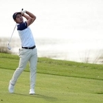 　コグニザント・クラシック第１ラウンド、６番でショットを放つ金谷拓実＝２６日、フロリダ州パームビーチガーデンズ（ゲッティ＝共同）