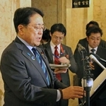 　記者会見でラピダスへの出資を発表する赤沢経産相＝２７日午前、国会