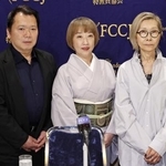 　日本外国特派員協会で記者会見に臨む映画「国宝」の関係者。左から歌舞伎床山の西松忠さん、歌舞伎メークの日比野直美さん、ヘアメークの豊川京子さん＝２７日午前、東京都千代田区