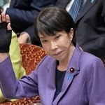 　衆院予算委で答弁のため挙手する高市首相＝２７日午前