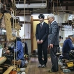 　老舗織元「佐々木能衣装」で西陣織の製作の様子を視察される悠仁さま＝２７日午前、京都市上京区（代表撮影）