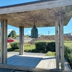 　ニュージーランド・オークランドに飾られていた「平和の鐘」＝２０２３年（同市提供・共同）