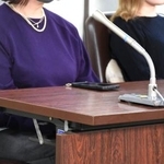 　美容医療で副作用が生じたとして提訴し、記者会見する原告女性＝２７日午後、東京・霞が関の司法記者クラブ