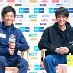 　東京マラソンを前に行われたイベントで、笑顔を見せる鈴木健吾（左）と大迫傑＝２７日、東京都内