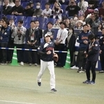 　ＷＢＣ日本代表と中日の壮行試合前、練習に向かう大谷翔平＝２７日、バンテリンドームナゴヤ
