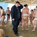 　稽古を終え、引き揚げる伊勢ケ浜親方（中央）＝２７日、大阪市東成区