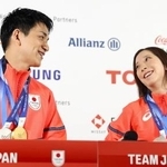 　１７日、メダルを胸に記者会見する三浦璃来（右）、木原龍一組＝イタリア・ミラノ