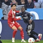 　Ｅフランクフルト戦で競り合うバイエルン・ミュンヘンの伊藤（左）＝２１日、ミュンヘン