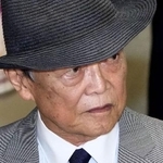 　自民党本部を出る麻生元首相＝昨年１０月、東京・永田町