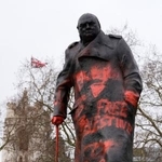 　落書きされたチャーチル元英首相の像＝２７日、ロンドン（ロイター＝共同）