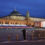 　モスクワのクレムリン前の赤の広場の警戒に当たる警察官＝２０２３年（ゲッティ＝共同）