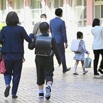 　小学校の入学式に向かう新１年生ら