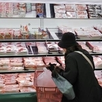 　スーパーを利用する買い物客＝１月、東京都練馬区のアキダイ関町本店