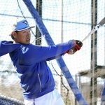 　打撃練習するブルージェイズ・岡本＝２４日、ダンイーデン