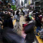 　香港の繁華街を行き交う人たち＝２０２４年