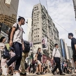 　買い物客や観光客が行き交う香港中心部の繁華街＝２０１９年