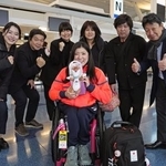 　出発前に関係者らと笑顔で記念写真に納まるパラアルペンスキー女子の村岡桃佳（中央）＝２８日、羽田空港
