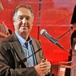 　米テレビ番組に出演するニール・セダカさん＝２００７年１０月、ニューヨーク（ＡＰ＝共同）