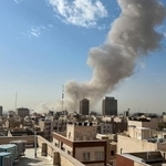 　イランの首都テヘランで爆発後に立ち上る煙＝２８日（ＡＰ＝共同）