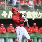 　９回、右中間に本塁打を放つ広島・平川＝倉敷