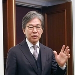 　取材に応じる中道改革連合前共同幹事長の安住淳氏＝２８日午前、仙台市