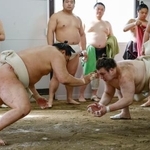 　荒汐部屋で出稽古する安青錦（右）＝堺市