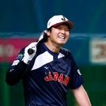 　打撃練習中に笑顔を見せる大谷＝バンテリンドーム