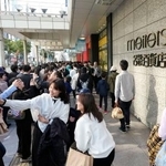 　閉店日を迎えた名鉄百貨店本店前で記念撮影する買い物客ら＝２８日午後、名古屋市