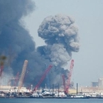 　バーレーンの首都マナマで立ち上る黒煙＝２８日（ロイター＝共同）