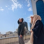 　イランの首都テヘランで建物の屋上から空を見上げる人たち＝２８日（ゲッティ＝共同）