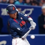 　５回日本代表１死一、二塁、坂本が右前に適時打を放つ＝バンテリンドーム