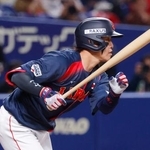 　５回日本代表１死一、三塁、小園が中前に適時打を放つ＝バンテリンドーム