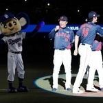 　壮行試合のセレモニーに登場した中日のマスコット「ドアラ」。大谷（１６）とタッチを交わそうとしたが、スルーされてしまった＝バンテリンドーム