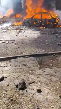 　イランの首都テヘランで炎上する車両＝２８日（ソーシャルメディアから、ロイター＝共同）